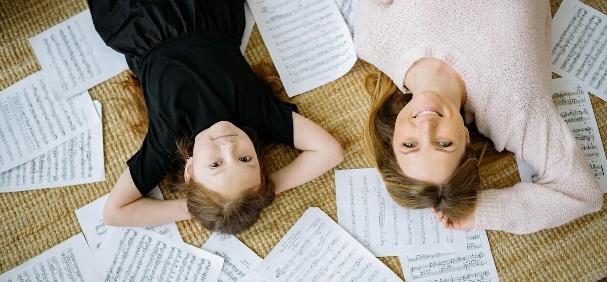 Wybór nauczyciela muzyki – kogo szukać, żeby dziecko chciało grać?