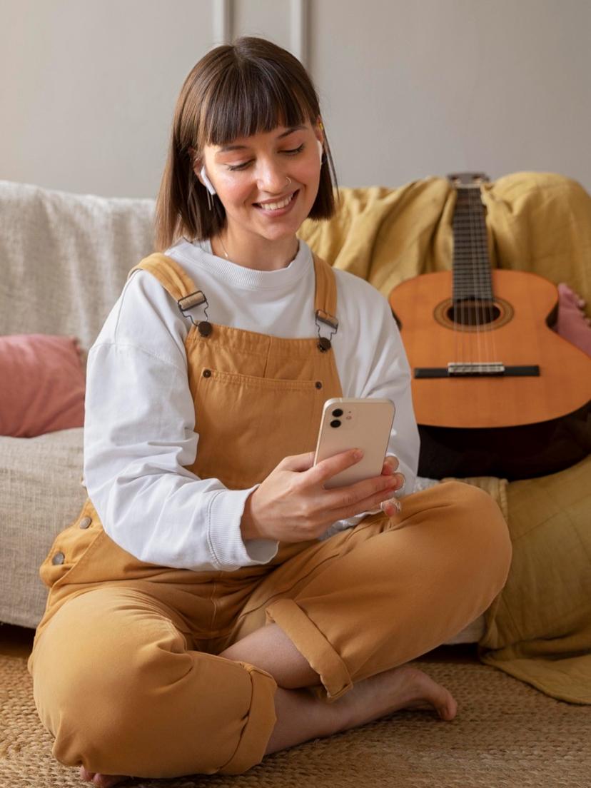 Uczennica z gitarą i telefonem