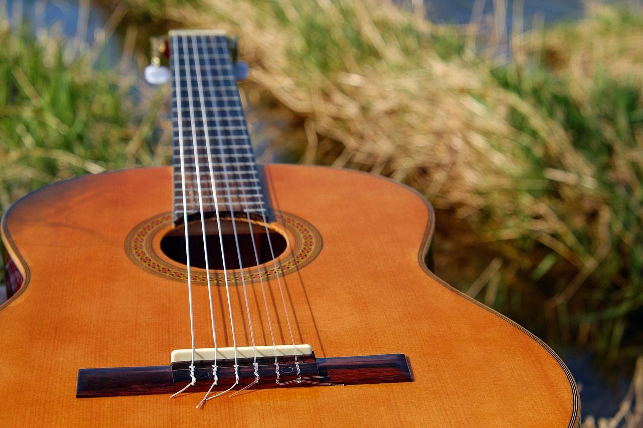 5 błędów początkujących gitarzystów, które spowalniają naukę