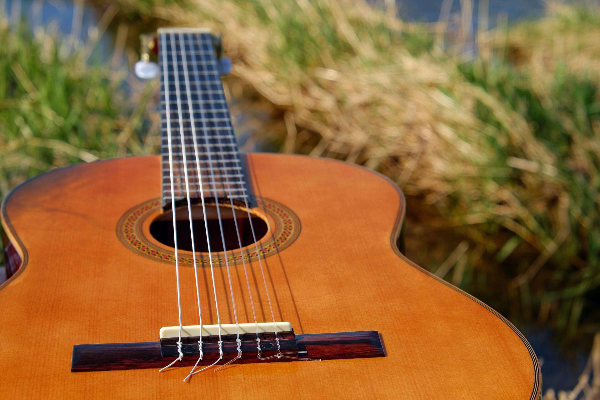 Gitara dla leworęcznych – czy trzeba kupić specjalny instrument?