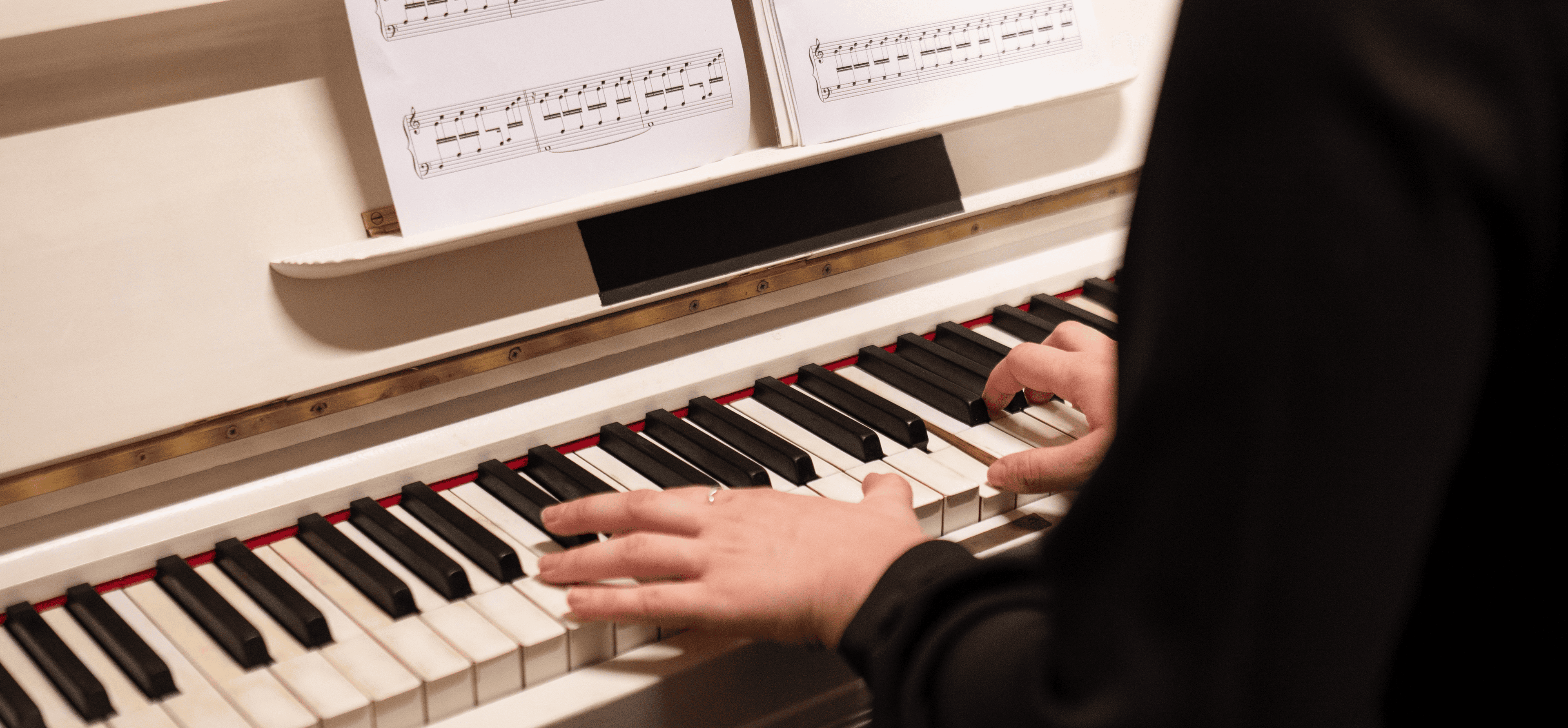 Nauka gry na pianinie po 30. | Szkoła Muzyki ARTYZ