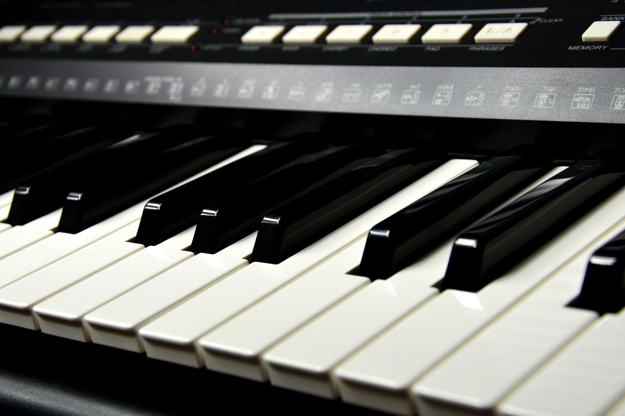 Pianino czy keyboard – co naprawdę ma znaczenie na początku nauki?