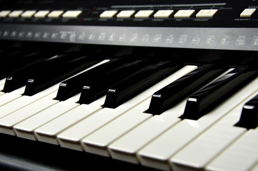 Pianino czy keyboard – co naprawdę ma znaczenie na początku nauki?