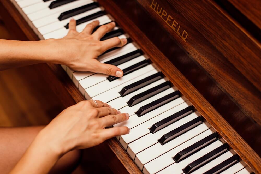 Co daje gra na pianinie?